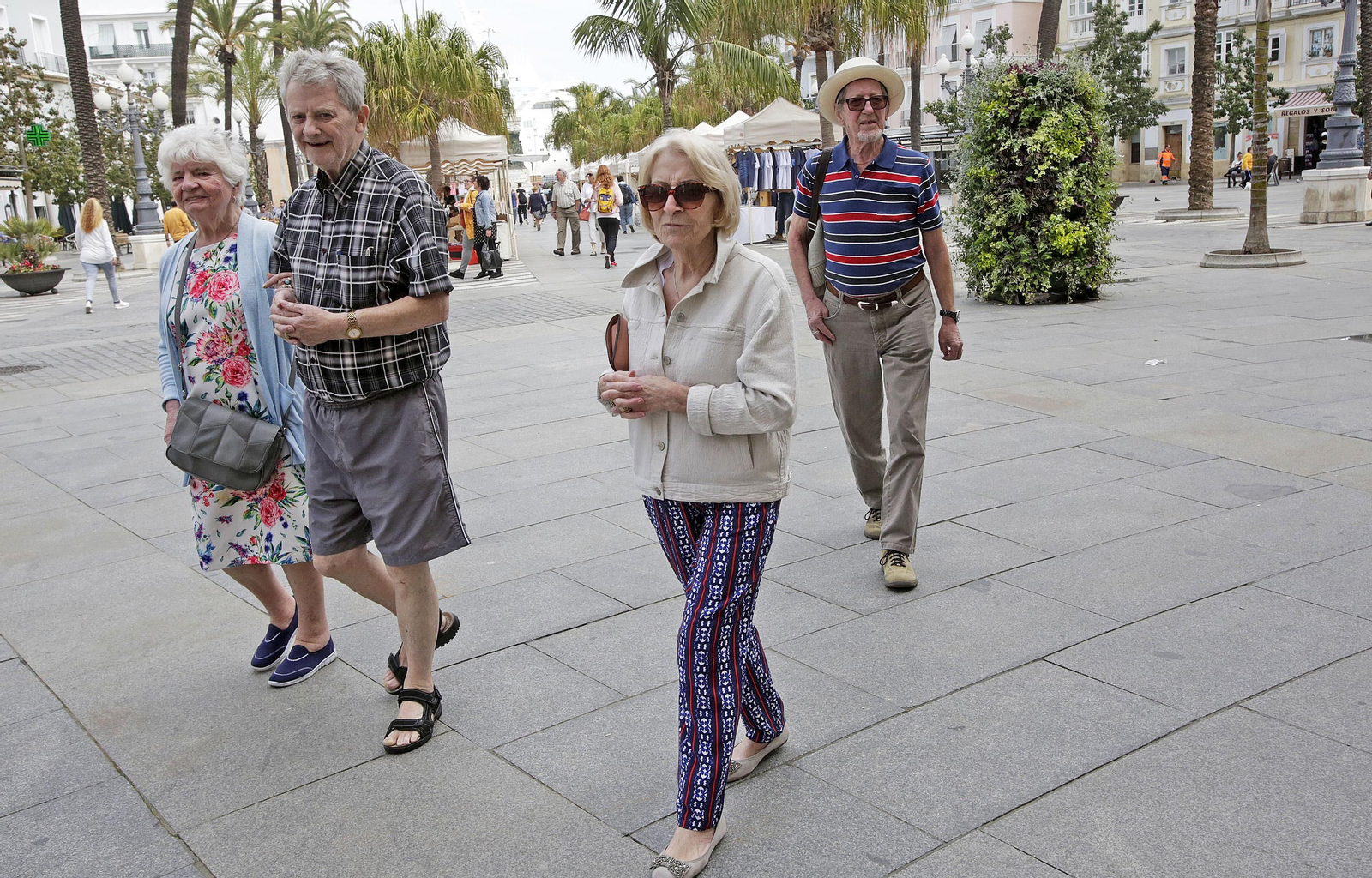 Turistas en la plaza de San Juan de Dios de Cádiz.