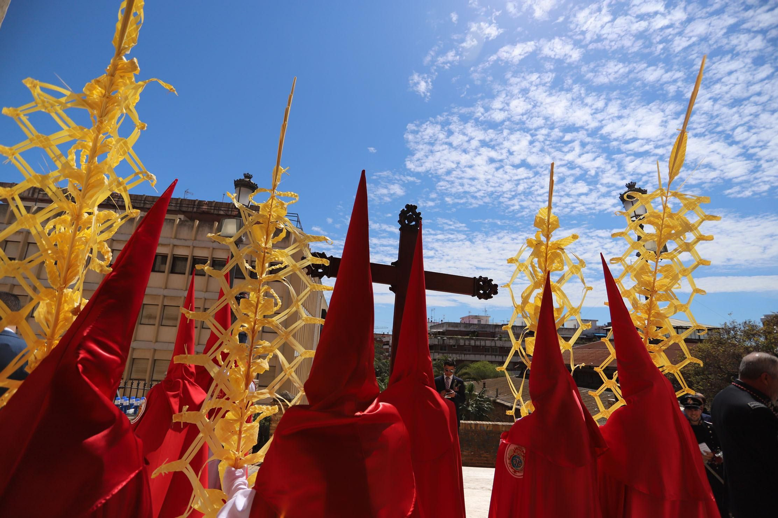Imágenes del recorrido de la Borriquita  por las calles de Huelva