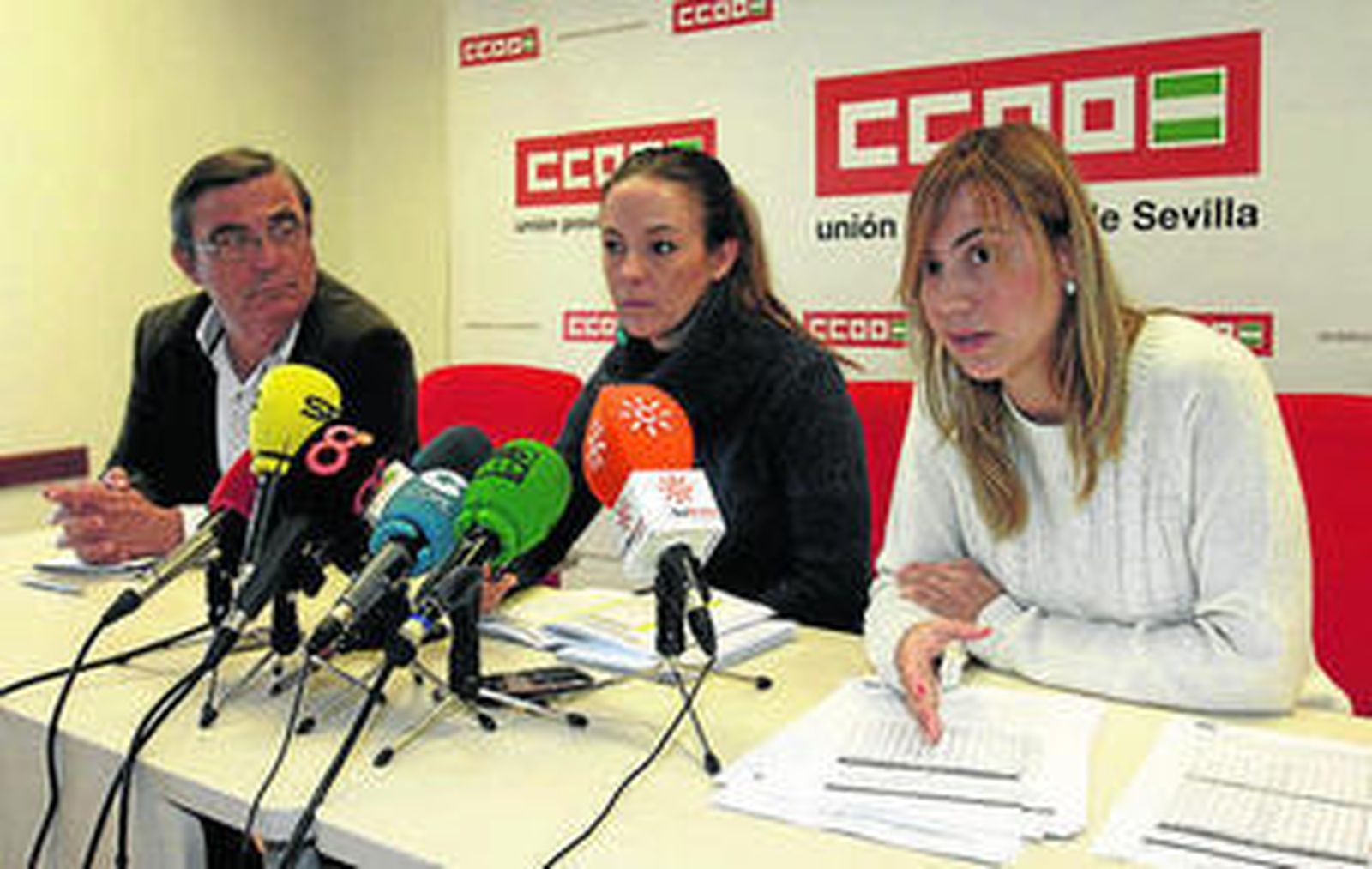 Alfonso Vidán, con Sara de los Reyes y Eli García, ayer, en la sede de CCOO.