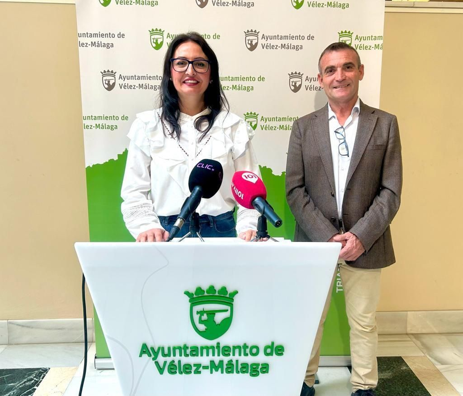 La concejala de Deportes, Rocío Ruiz, junto con el presidente del Club Atletismo Vélez, Carlos Gómez