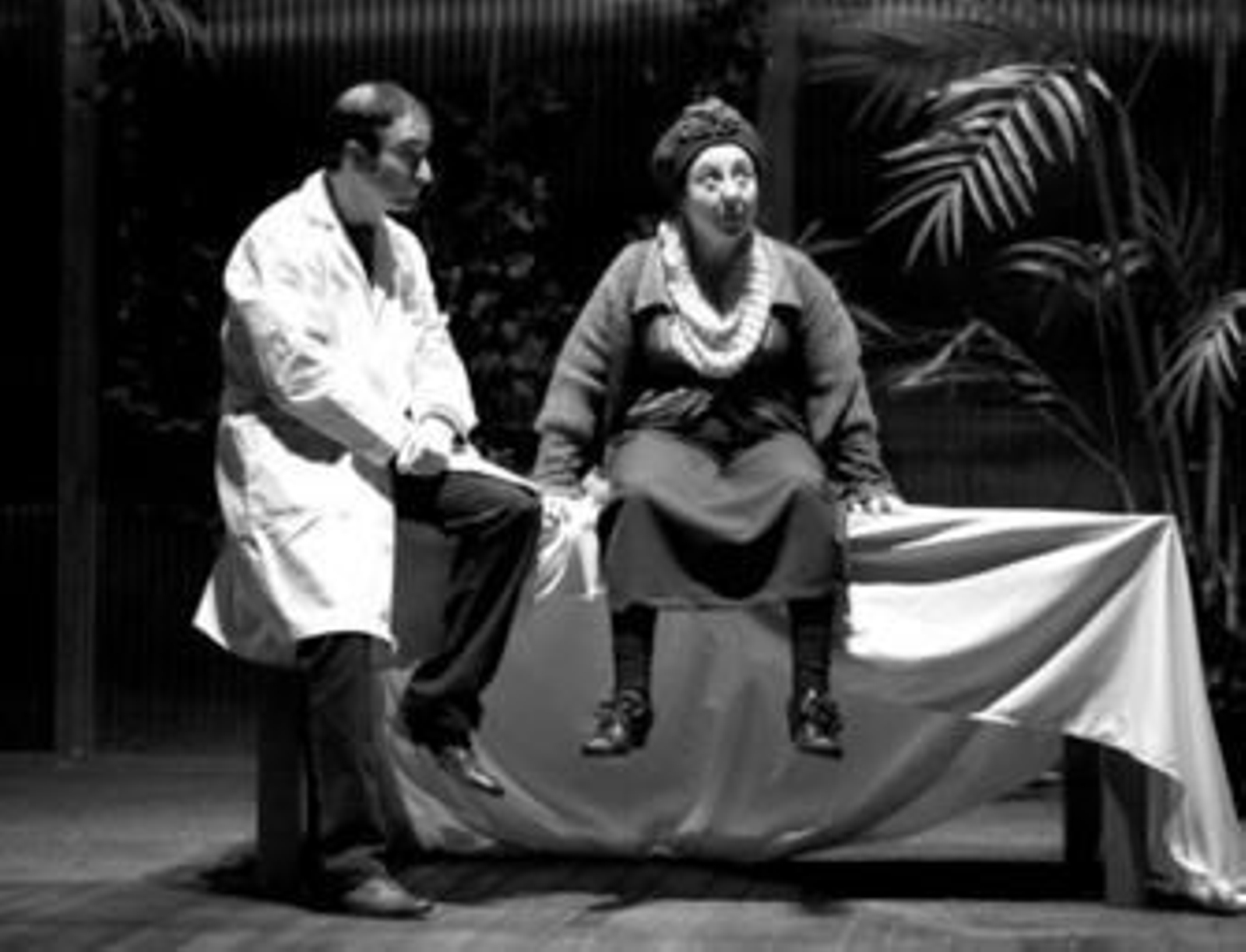 Harriet, interpretada por Carmen Machi, en una escena junto al historiador.