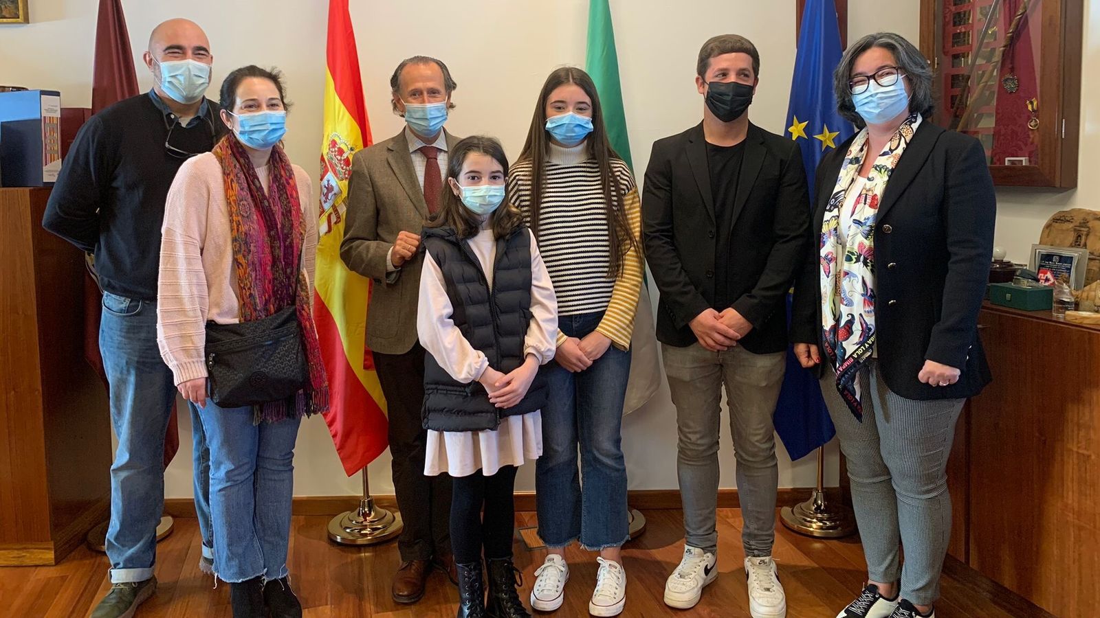 El alcalde de Chiclana, José María Román, recibe a Rocío Junquera García, alumna del IES Ciudad de Hércules becada por la Fundación Amancio Ortega.