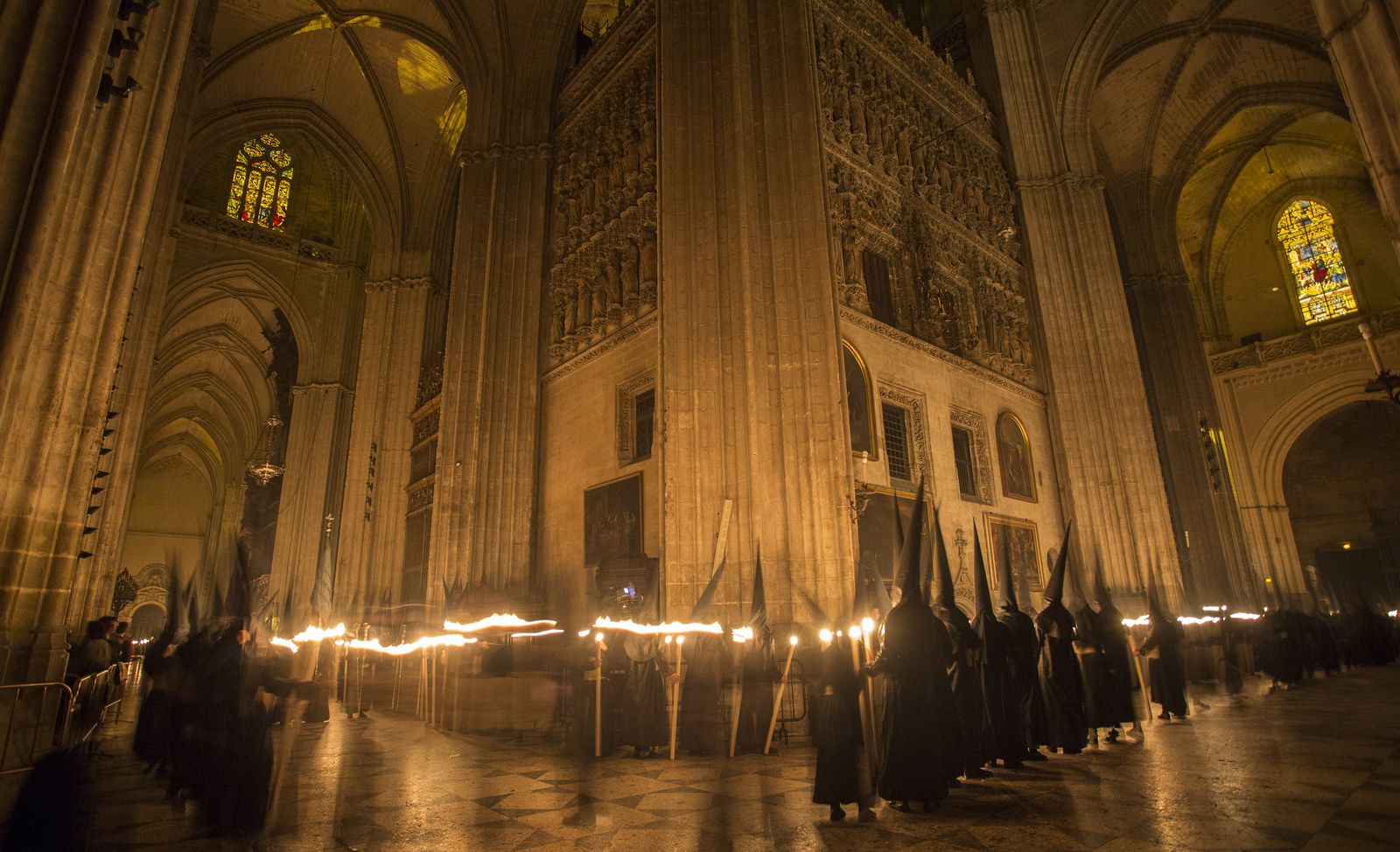 El paso de las hermandades de la Madrugada por la Catedral de Sevilla