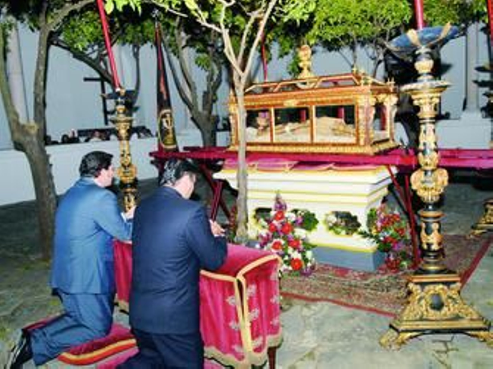 El Cristo Yacente de Lebrija es velado en el patio de los Naranjos de la Parroquia de la Oliva