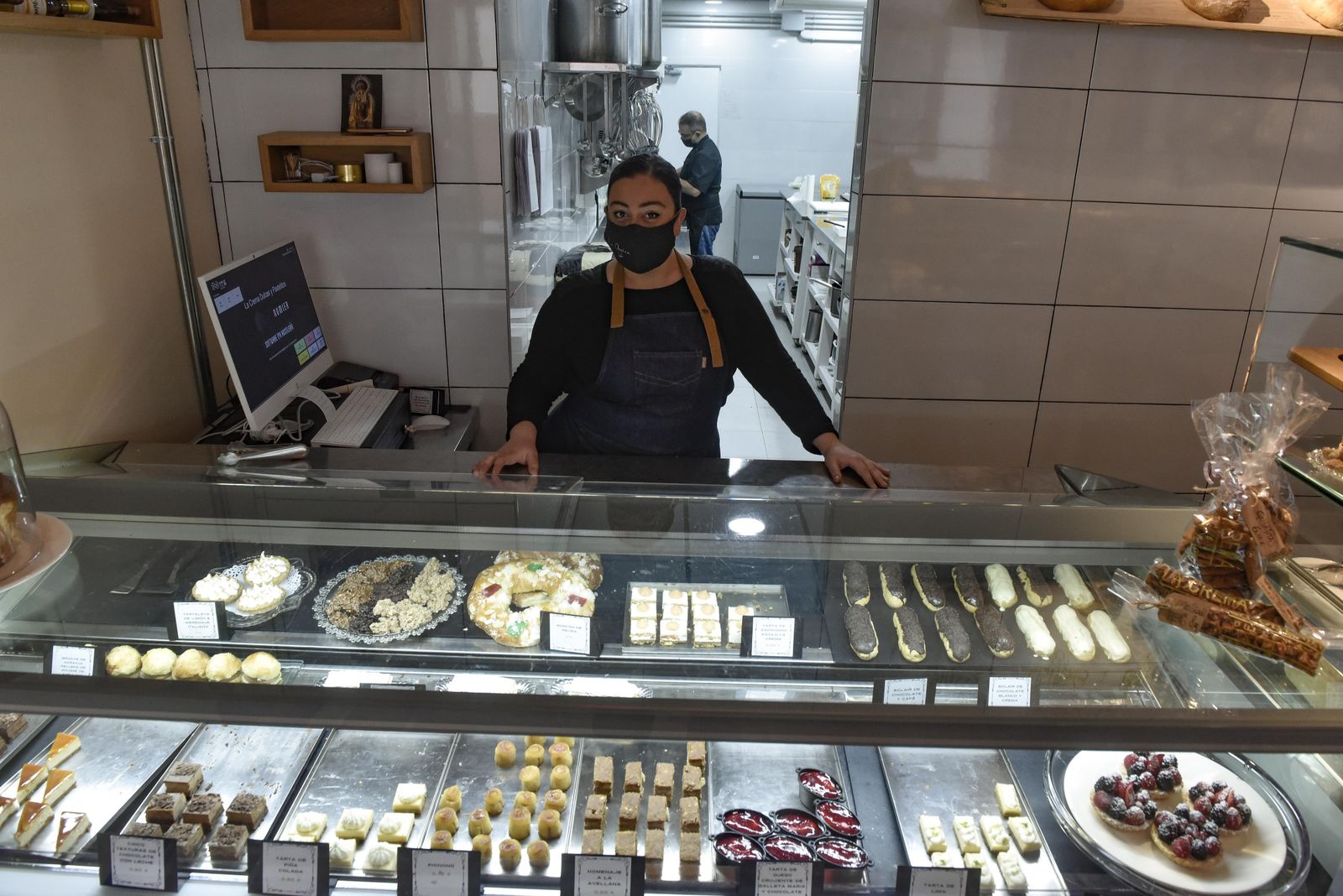 El expositor de La Crema muestra en formato de pastelillos varios postres de La Azotea.