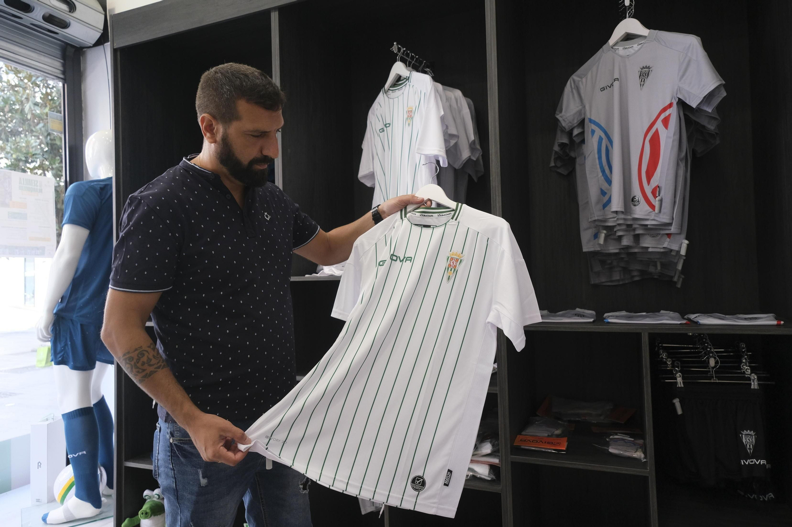 Aficionado sostiene la primera camiseta del Córdoba CF del curso pasado. Aficionado sostiene la primera camiseta del Córdoba CF del curso pasado.