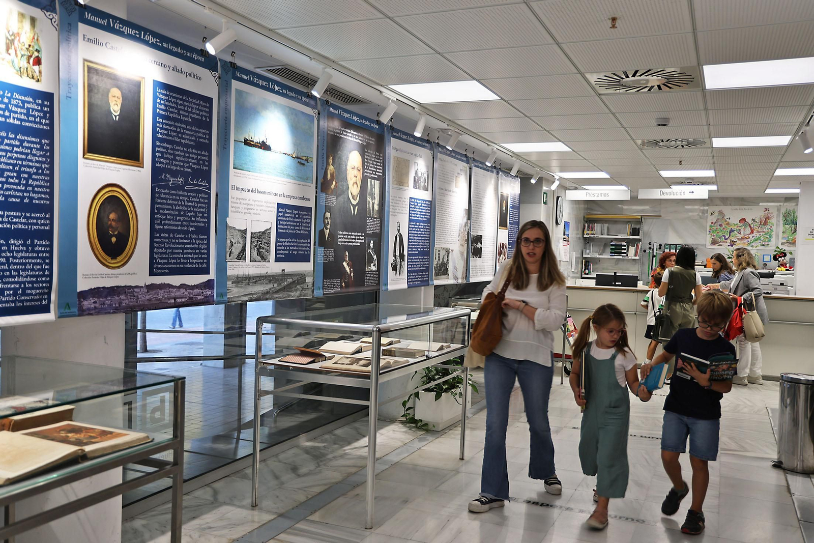 Exposición sobre Vázquez López en el vestíbulo de la Biblioteca