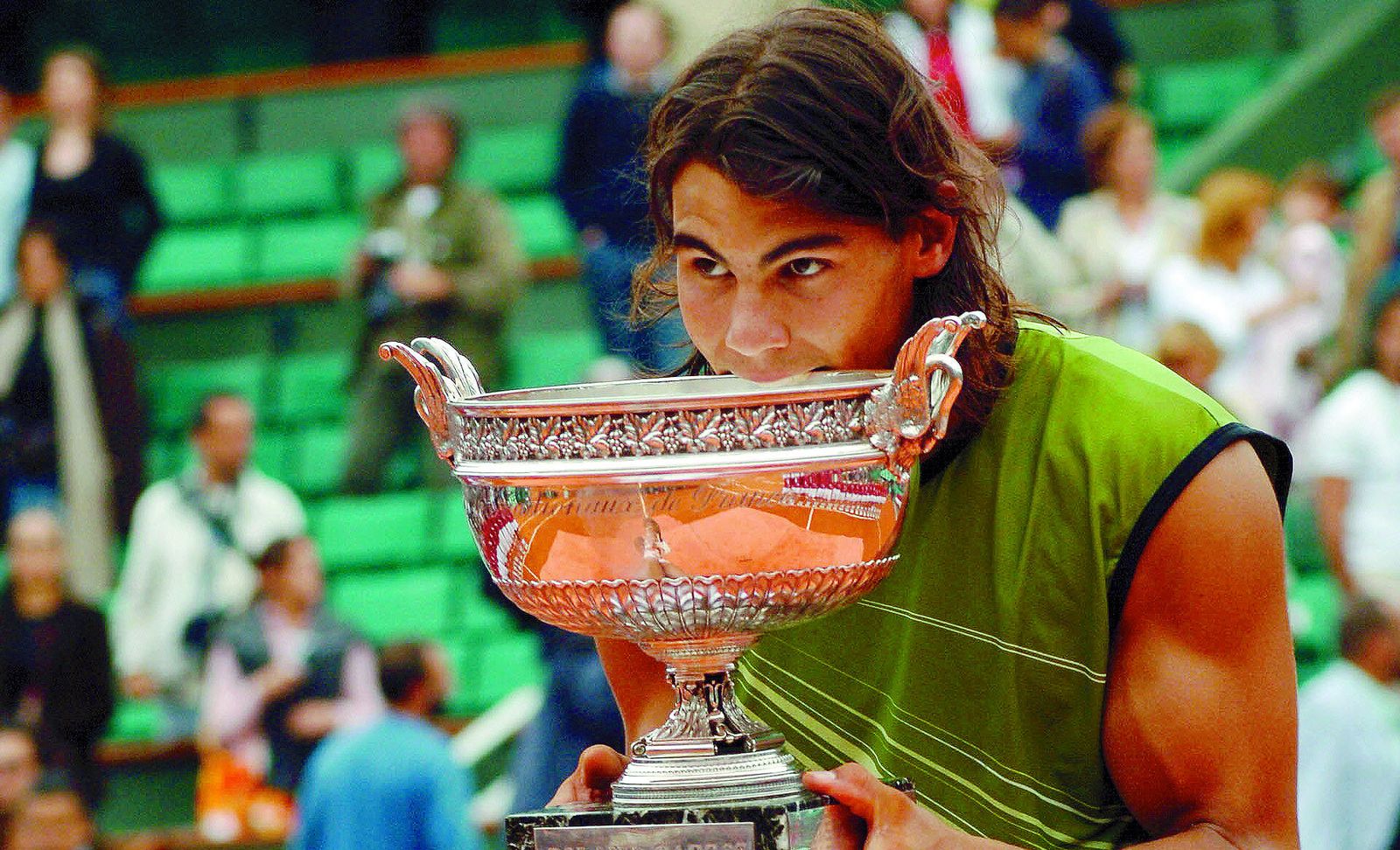 Nadal muerde su primer trofeo de Roland Garros en 2005.