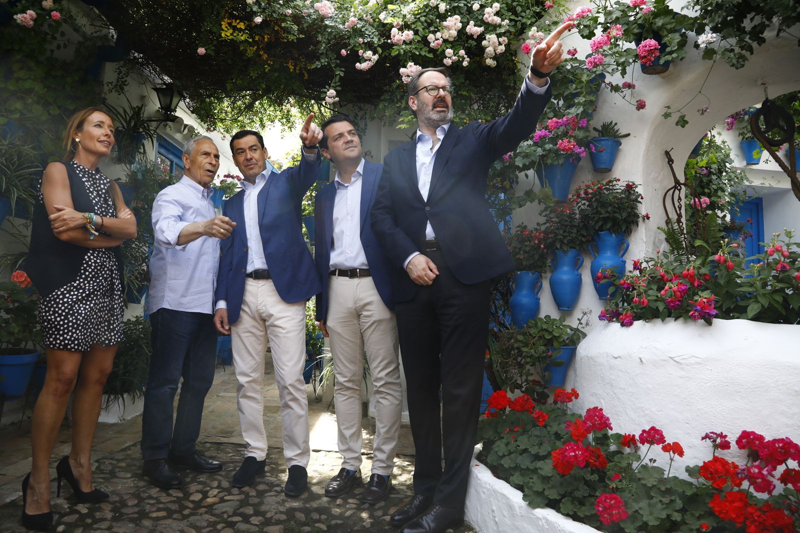 La visita de Juanma Moreno a los Patios de Córdoba, en imágenes