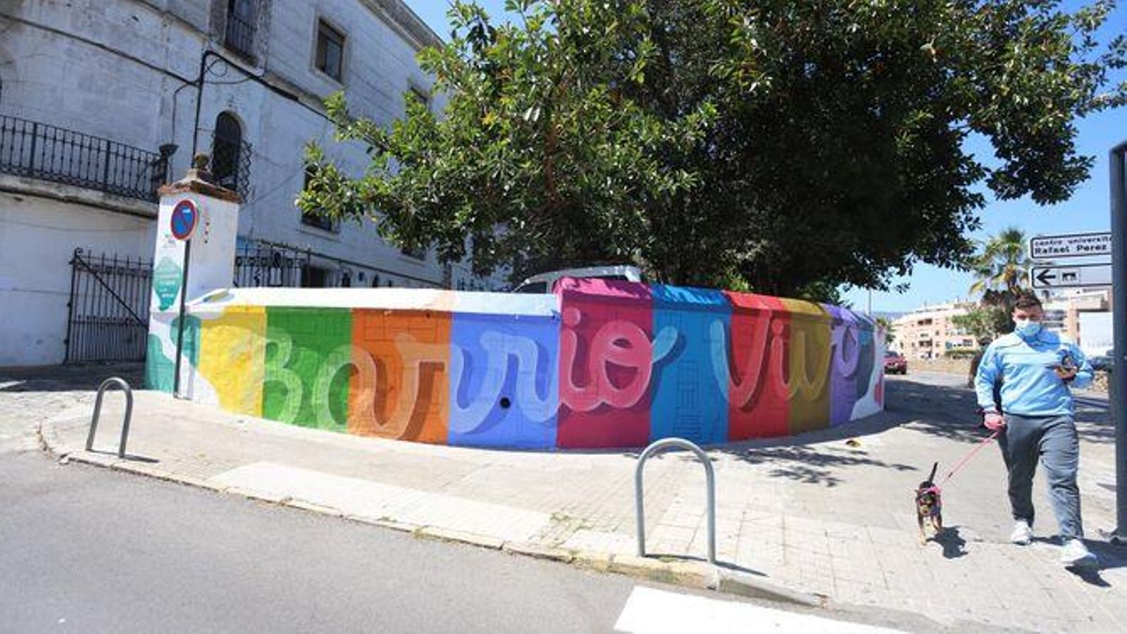 Mural en la entrada a la sede de Barrio Vivo, en Algeciras