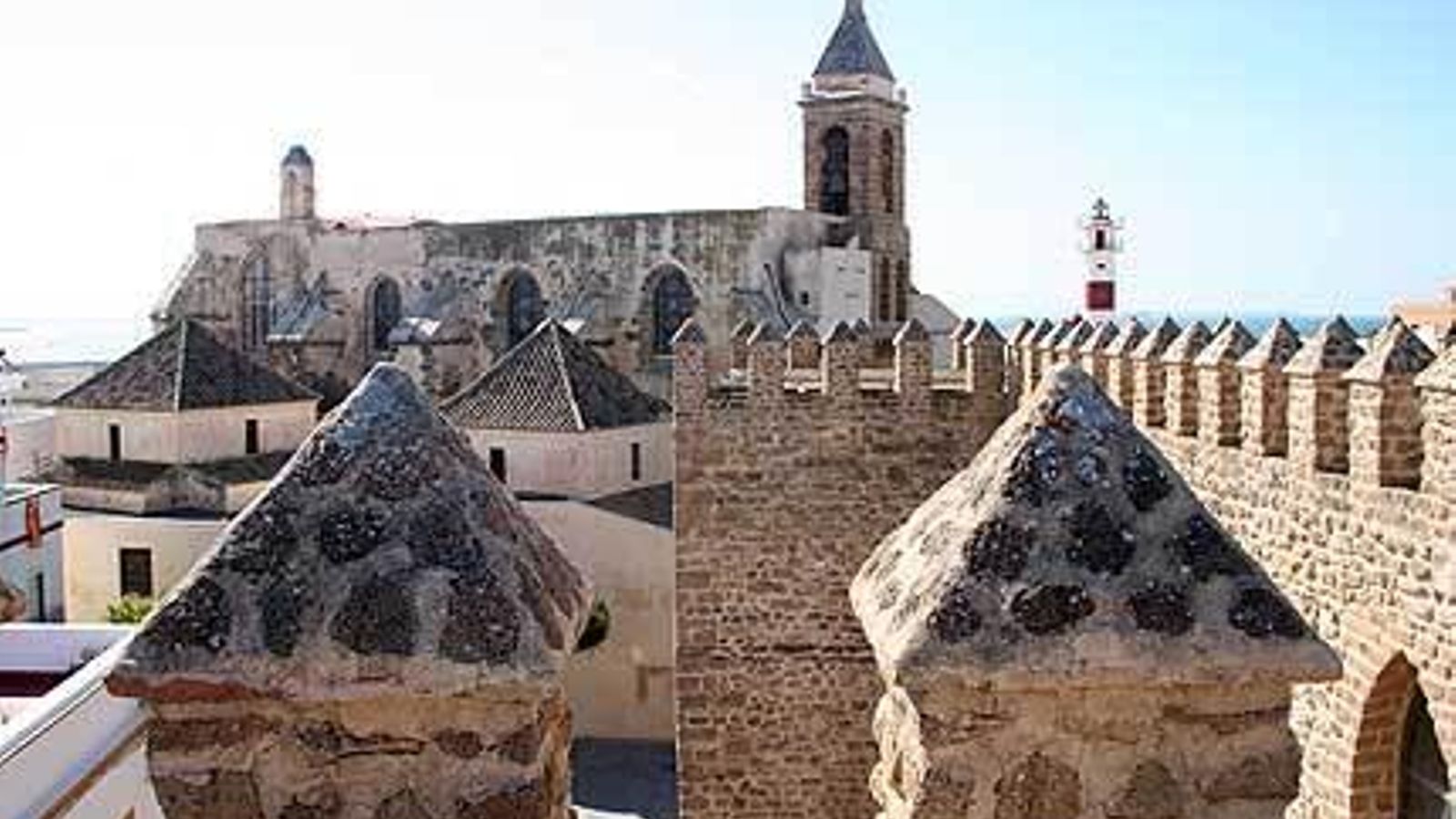 Castillo e iglesia.