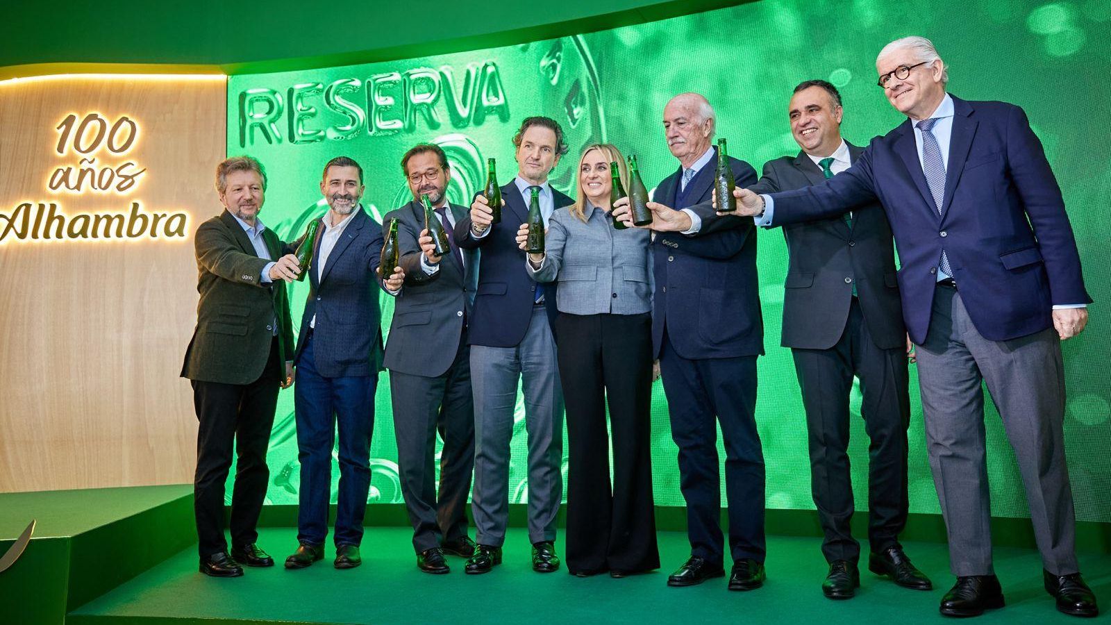 Brindis de las autoridades locales y de los directores del Grupo Mahou-San Miguel durante el acto