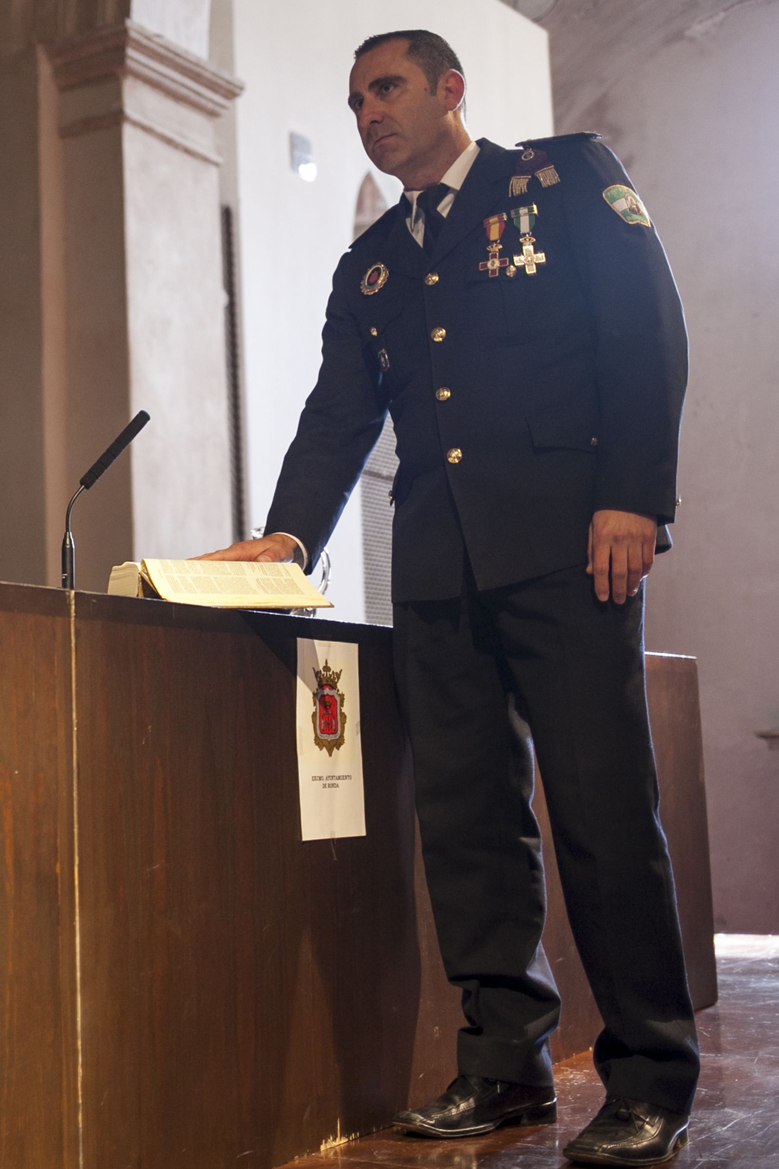 El jefe de la Policía Local de Ronda, ayer, tomando posesión.