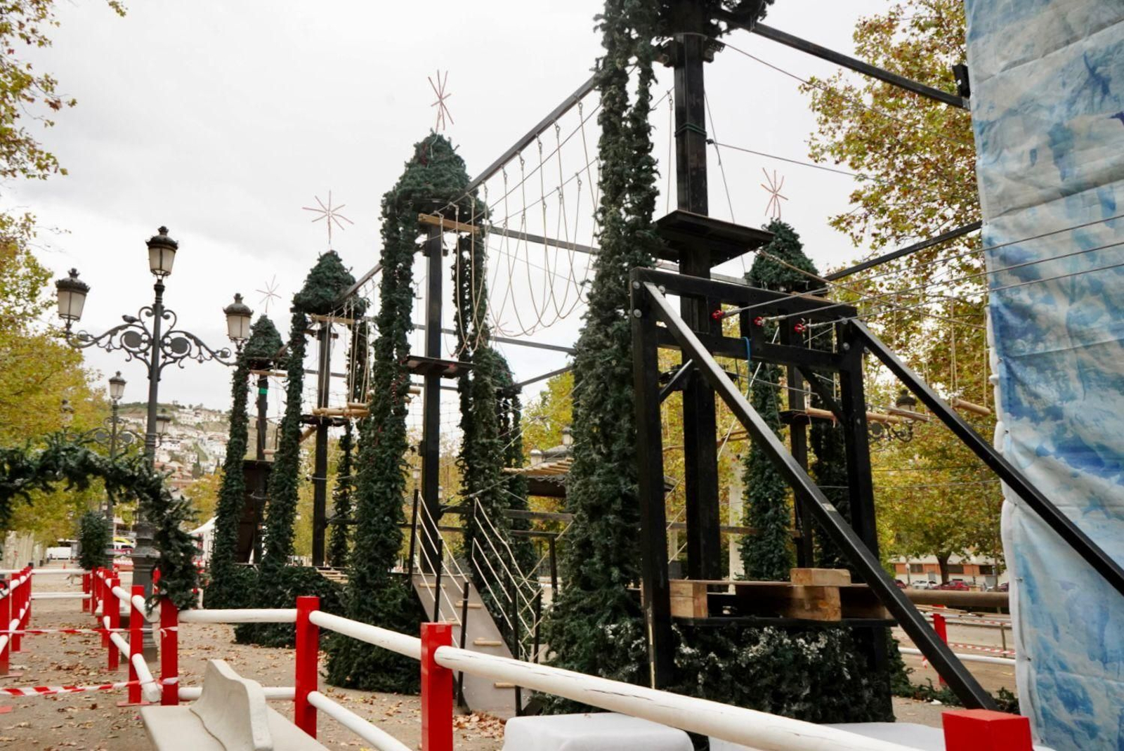 Imágenes: El 'poblado de Navidad' del Paseo del Salón, casi listo para llenarse de niños
