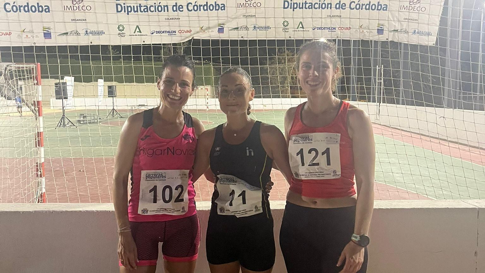 Ana Araceli Moreno, en el centro de la imagen, tras vencer en Monturque.