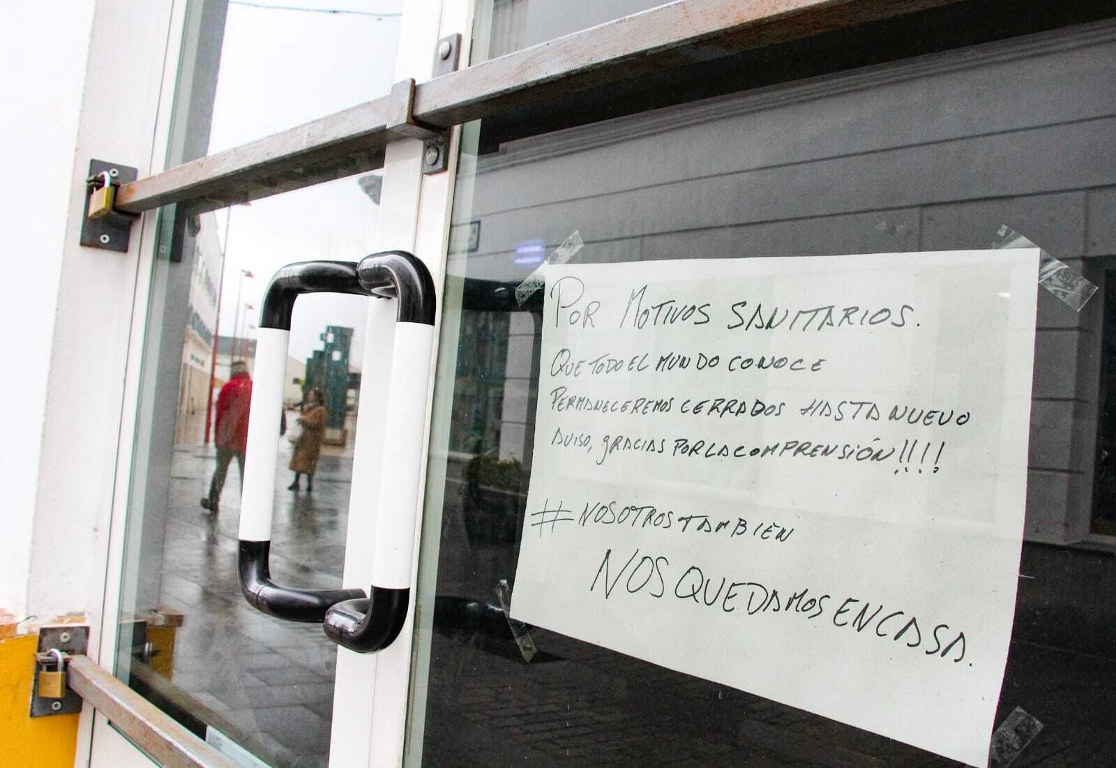 Cartel en la puerta de un local de la ciudad anunciando su cierre a causa del coronavirus.