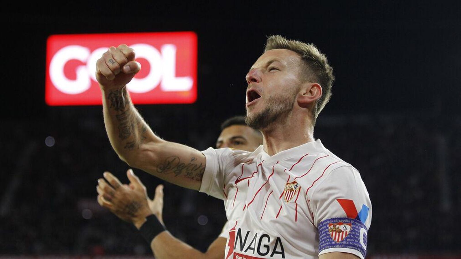 Rakitic celebra su golazo junto a Diego Carlos.