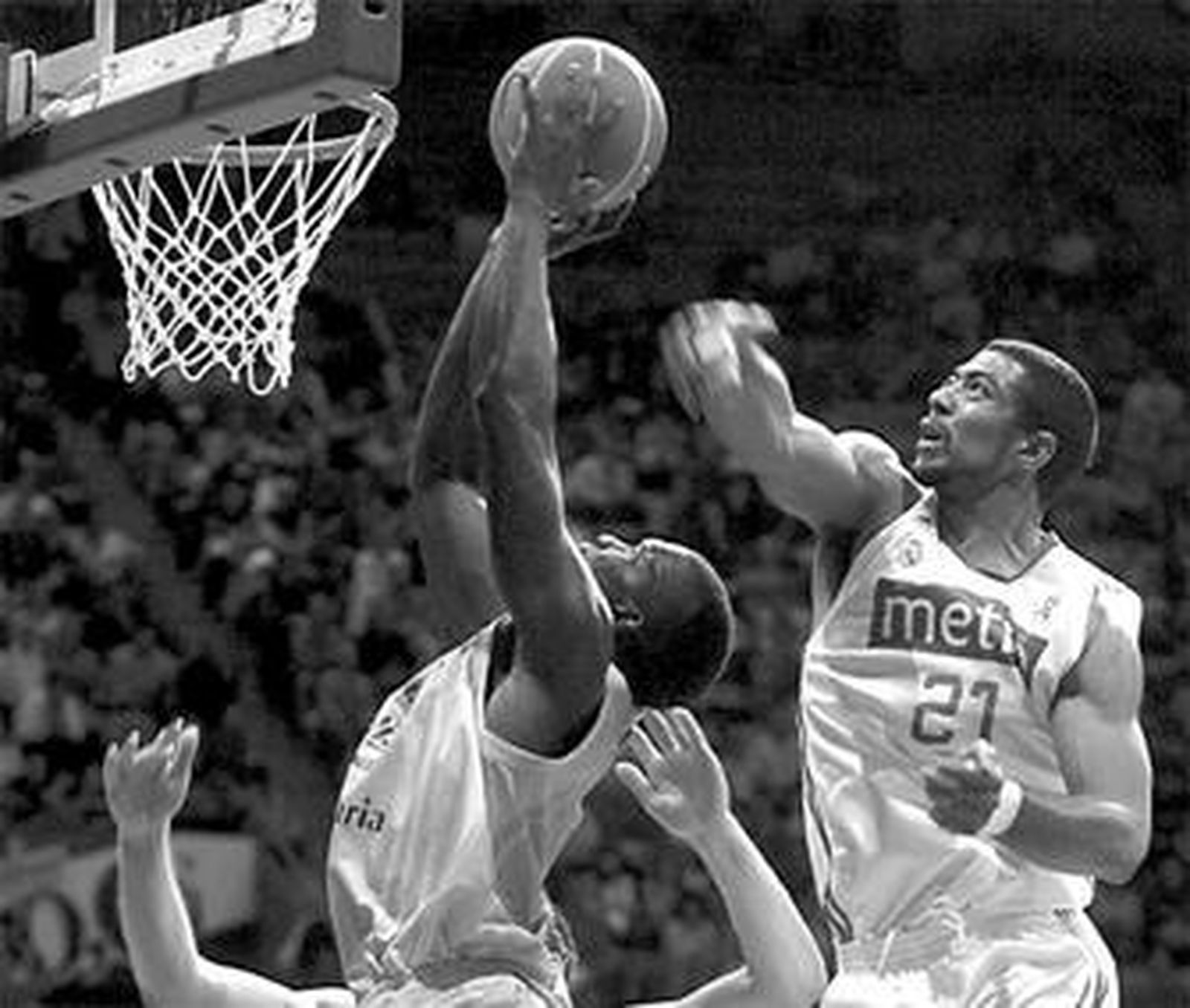 Massey no puede taponar la entrada a canasta de Savané.