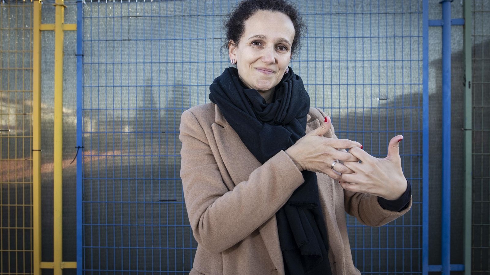 Ángela González, en la puerta de su colegio, el Miguel de Cervantes de Armilla.