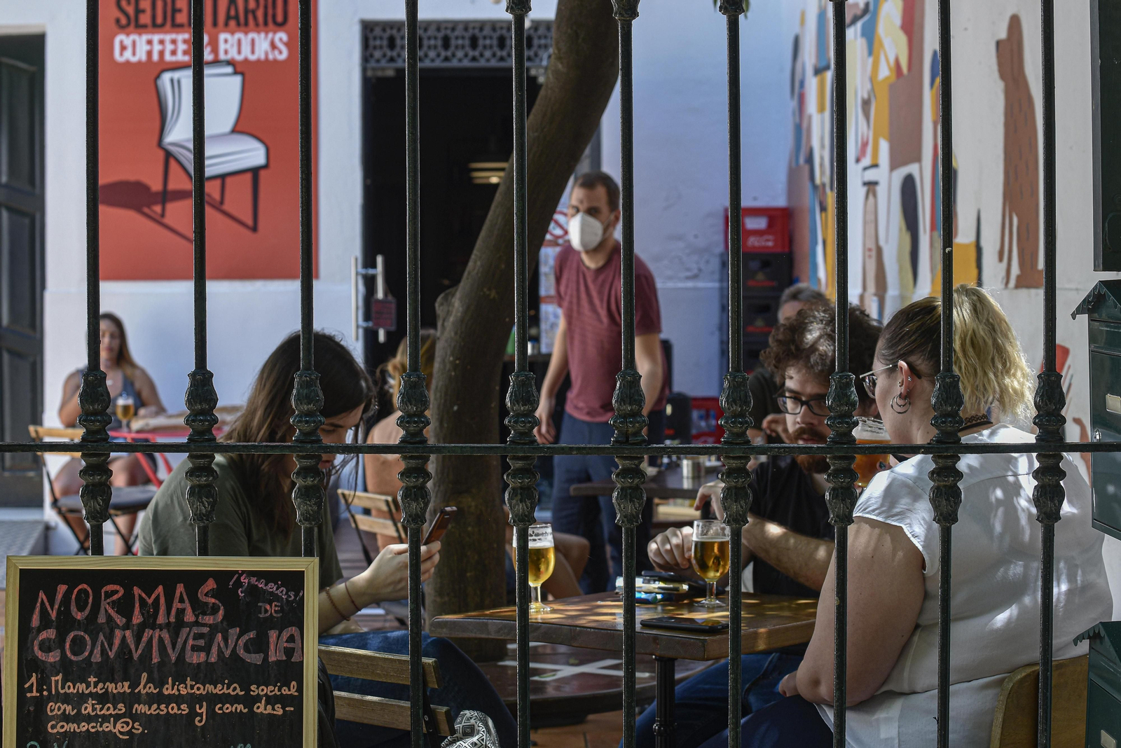 Desescalada en Sevilla: Reservas y esperas en los bares durante la fase 1