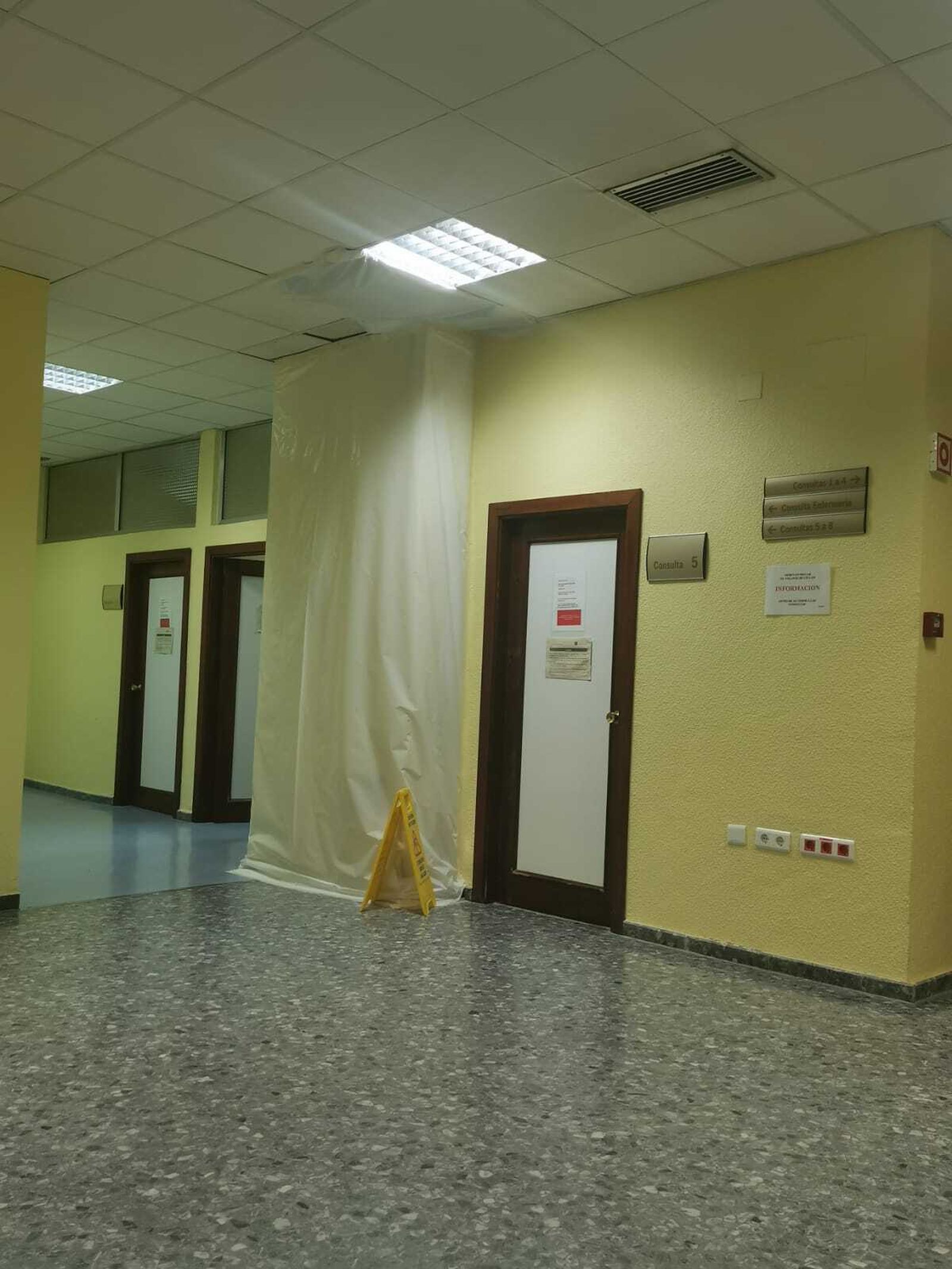 Sábana para cubrir el espacio desde donde se producía el vertido de aguas fecales.