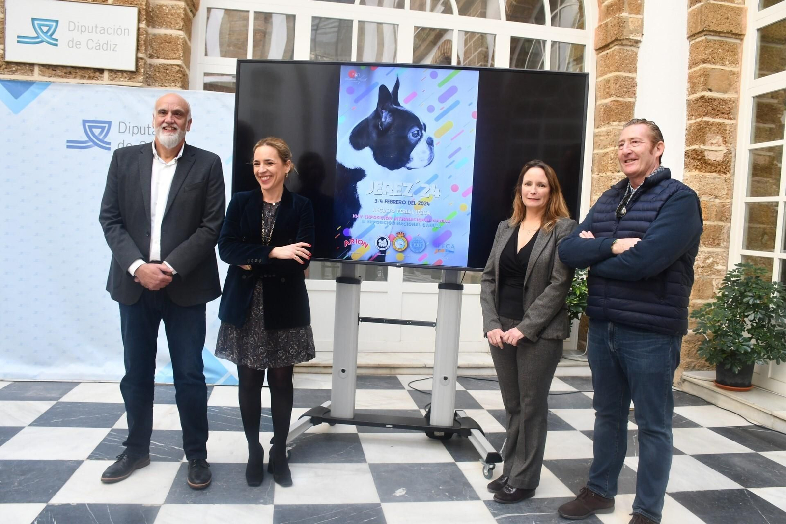 Javier Vidal, Almudena Martínez  y María José de Haro en la presentación de la exposición canina