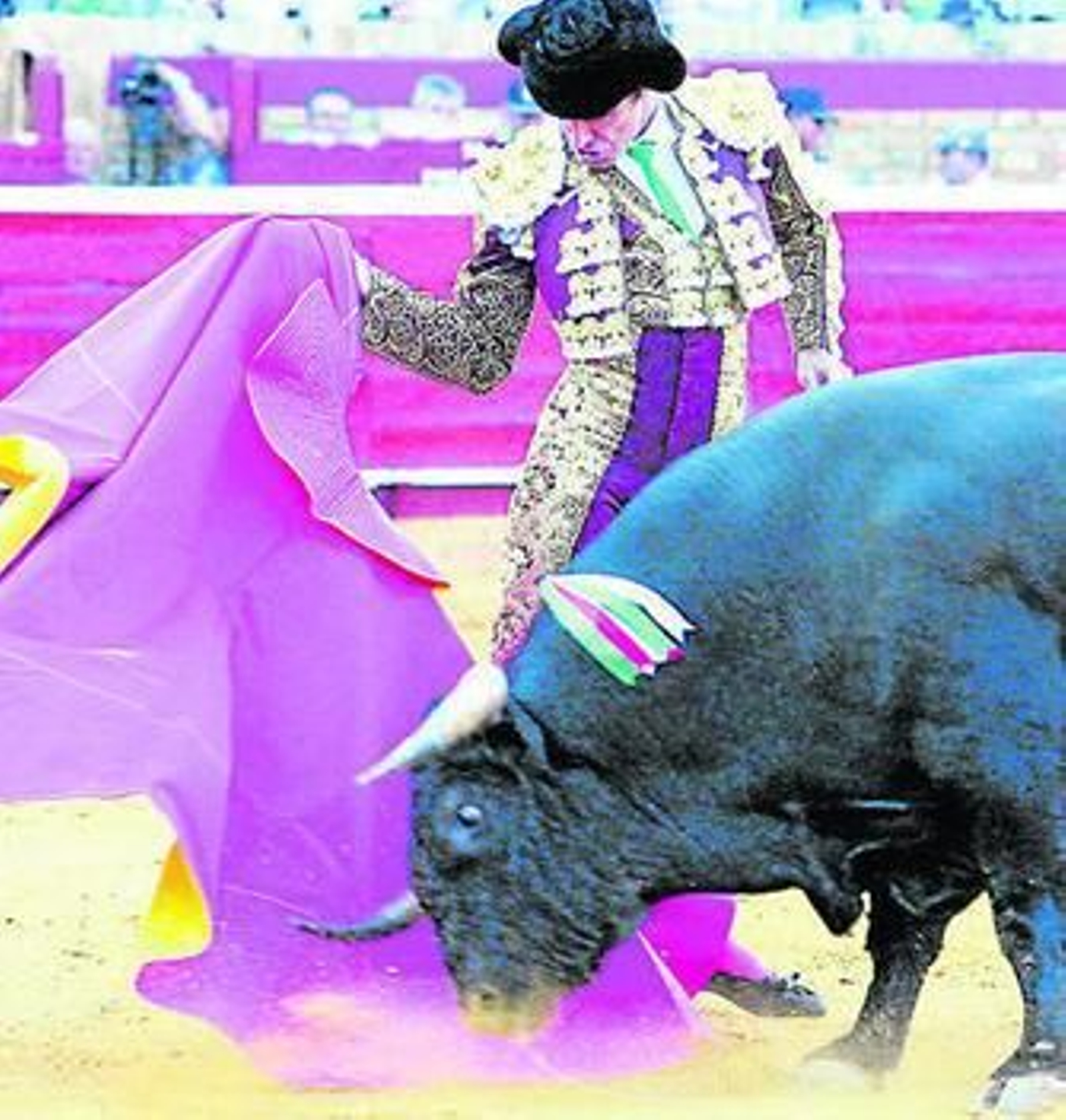 José Tomás dibuja una tejadilla, el año pasado, en la plaza de Huelva.