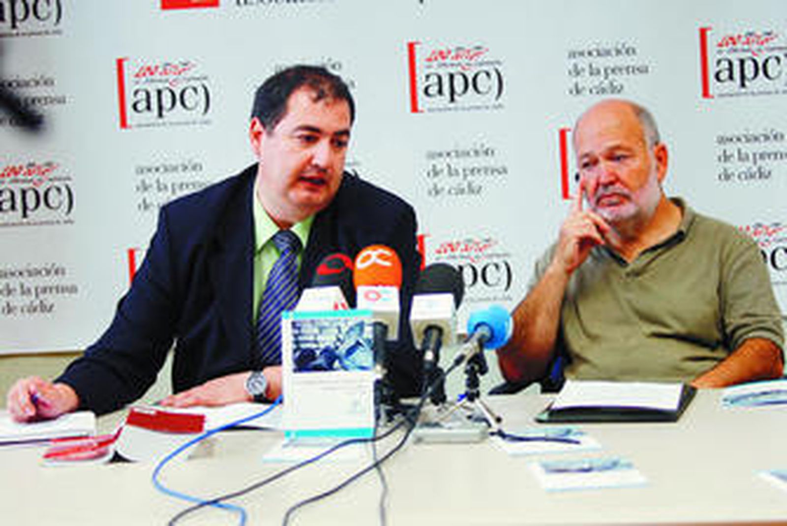 Joaquín Olmedo y Rafael Lara, durante la presentación del informe.