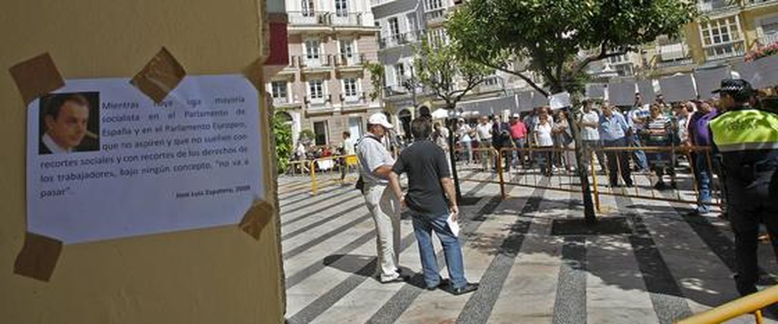 Más de 2.400 empleados públicos gaditanos secundan la huelga de funcionarios. 

Foto: José Braza