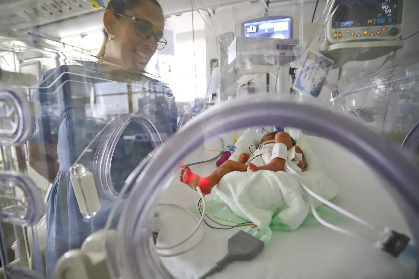 Una enfermera atiende a un recién nacido en un hospital de Málaga.