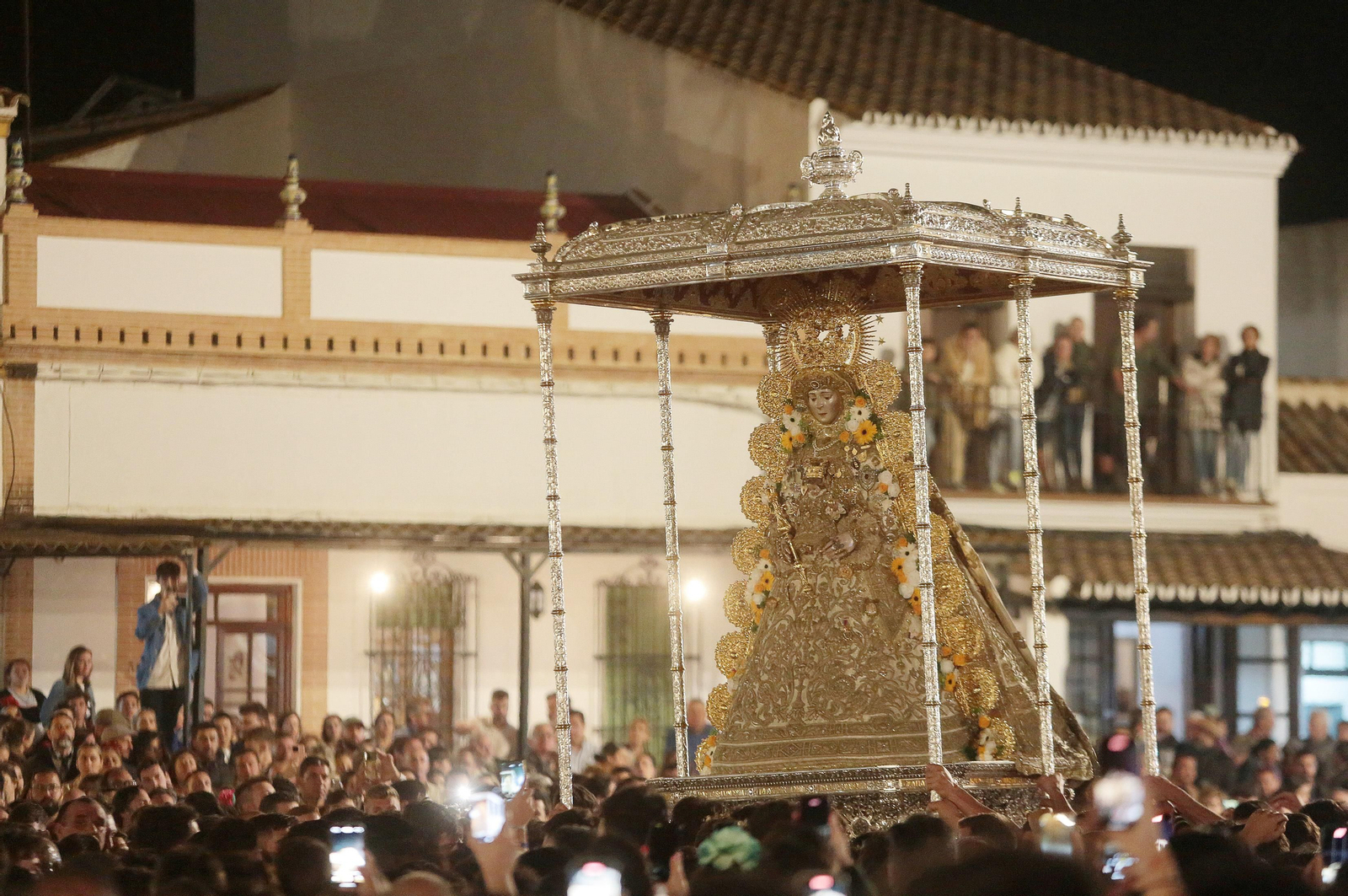 El Rocío 2023: Salto a la reja y procesión de la Virgen del Rocío en imágenes