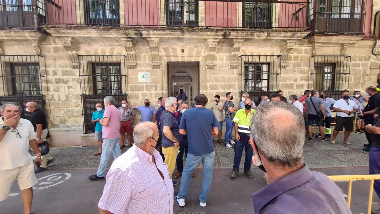 Trabajadores del Consorcio junto a su sede de la calle Ancha tras la asamblea.