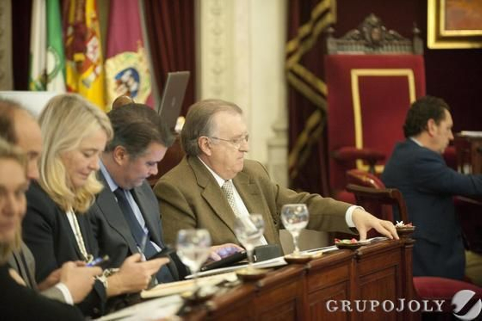 Momentos de tensión en el último pleno del año en el Ayuntamiento de Cádiz por las protestas de las empleadas de Limasa, que fueron desalojadas por la Policía. 

Foto: Joaquin Hernandez Kiki