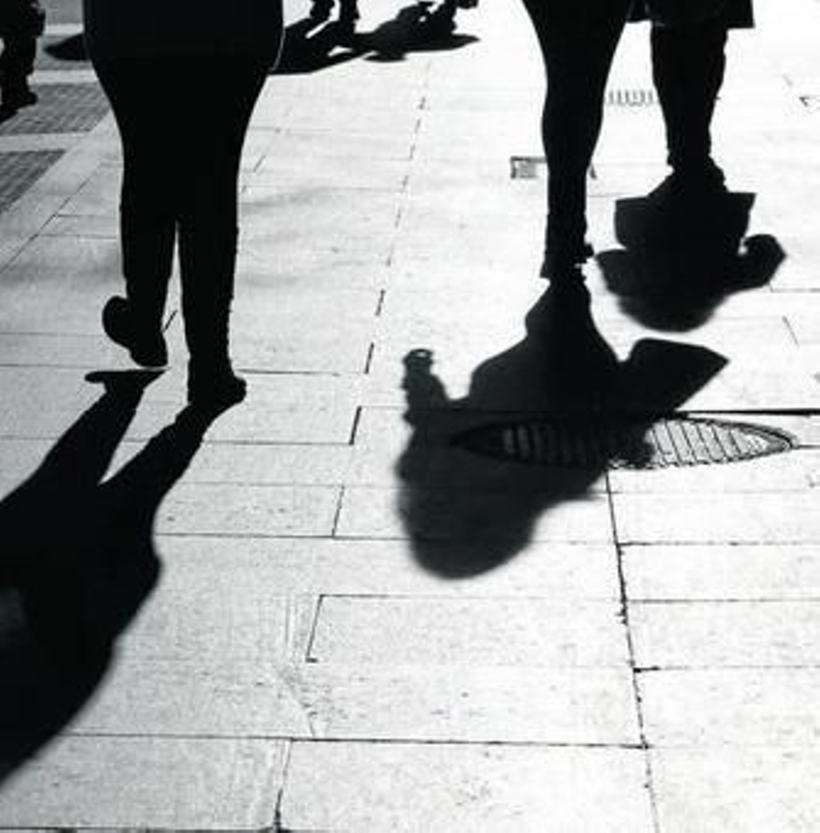 Personas paseando por la ciudad. Personas paseando por la ciudad.