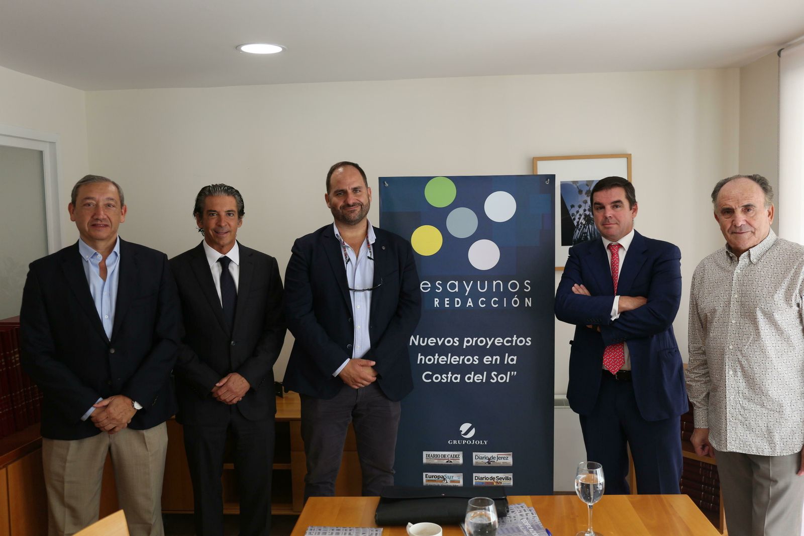 Antonio Méndez (director de Málaga Hoy), Luis Herault, José García, Juan Alonso y Miguel Sánchez momentos antes del inicio de este debate.