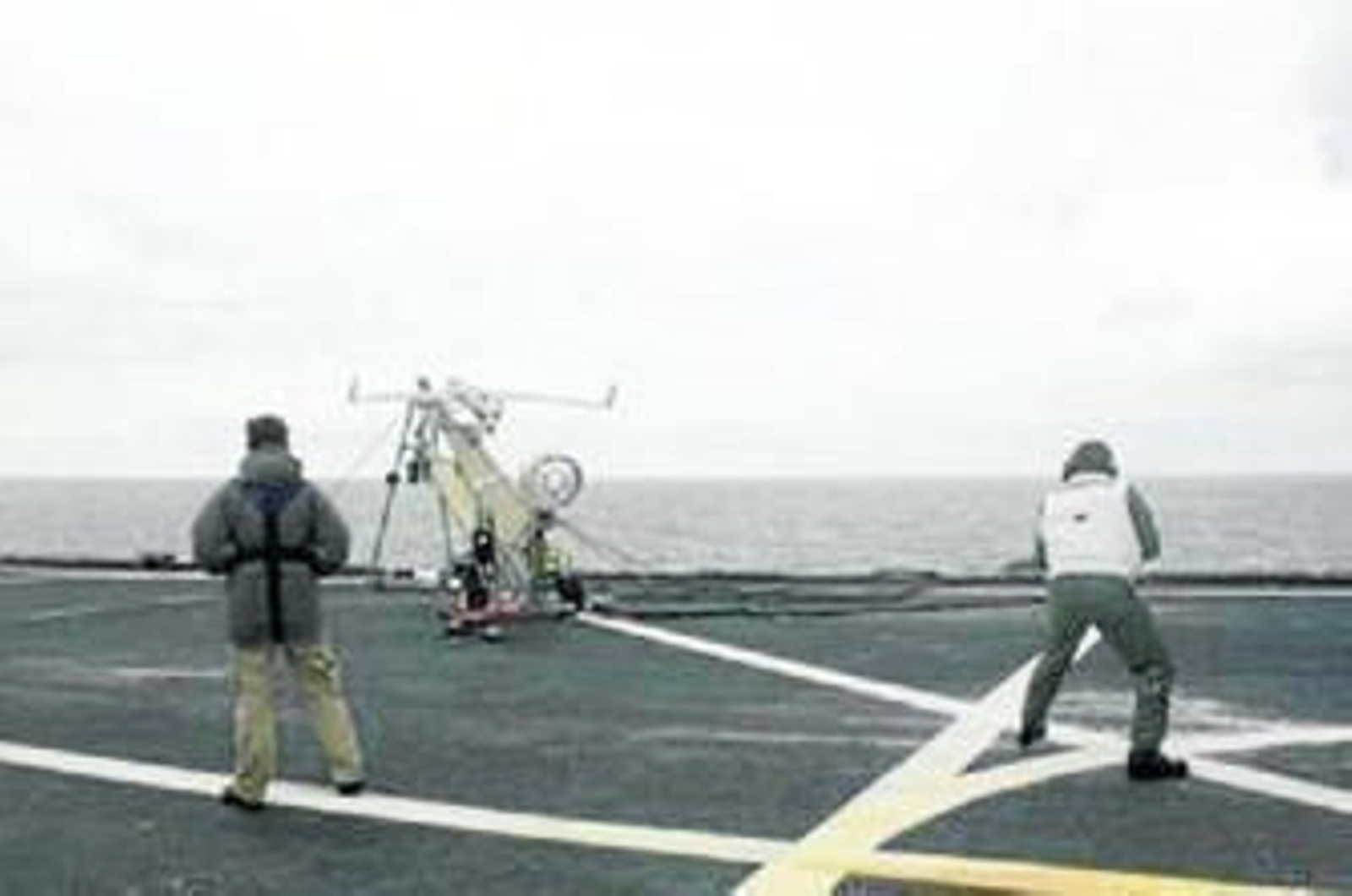 El vehículo aéreo no tripulado en la cubierta del buque 'Galicia'.