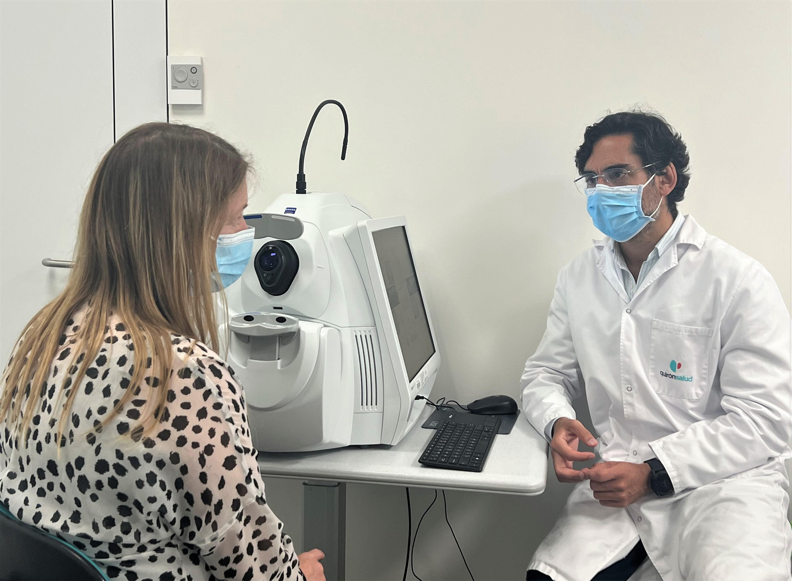 El doctor Rafael Giménez con una paciente en consulta.