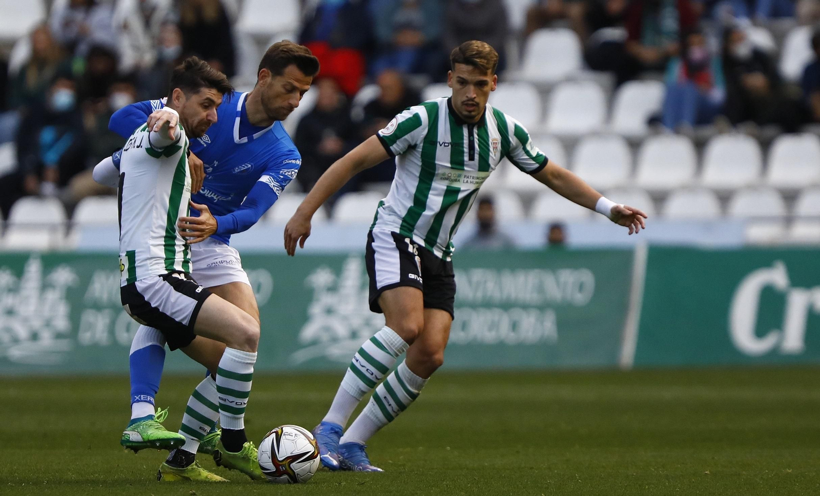 José Alonso y Javi Flores luchan por el balón junto a Máyor.