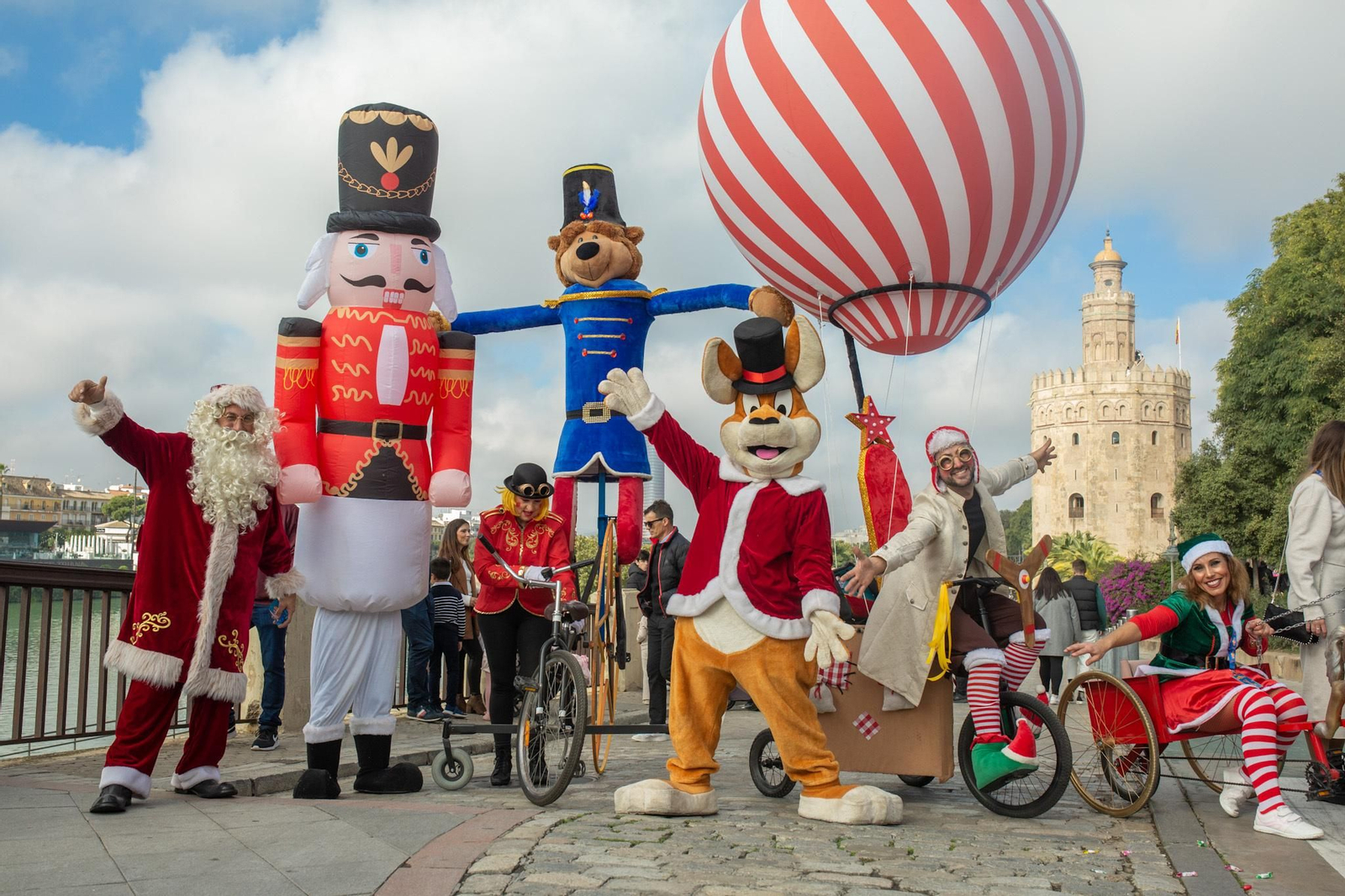 Sevillalandia celebra su llegada a Sevilla con un pasacalles navideño.