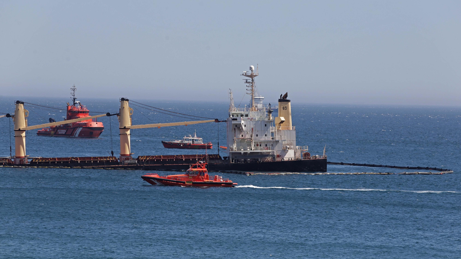 Fotos del hundimiento controlado del buque OS35 en Gibraltar