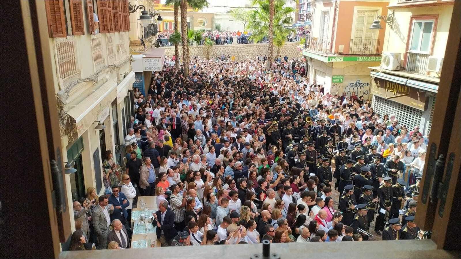 La Agrupación Musical Nuestro Padre Jesús de la Redención formada en Puerta Nueva y rodeada de gente.