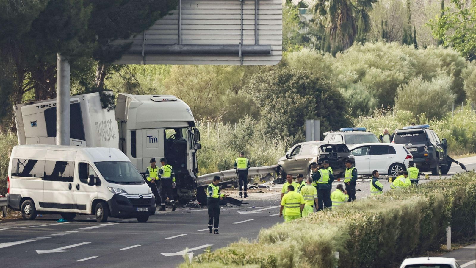 En el lugar del accidente intervienen efectivos de Guardia Civil de Tráfico, Bomberos de la Diputación y efectivos médicos.