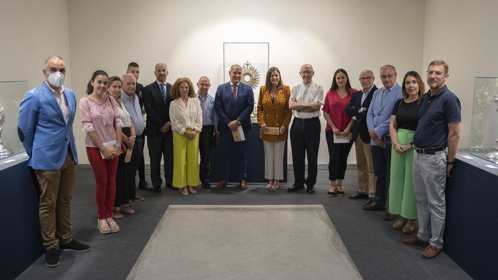 Foto de familia tomada en la inauguración de la exposición Panis Vitae.