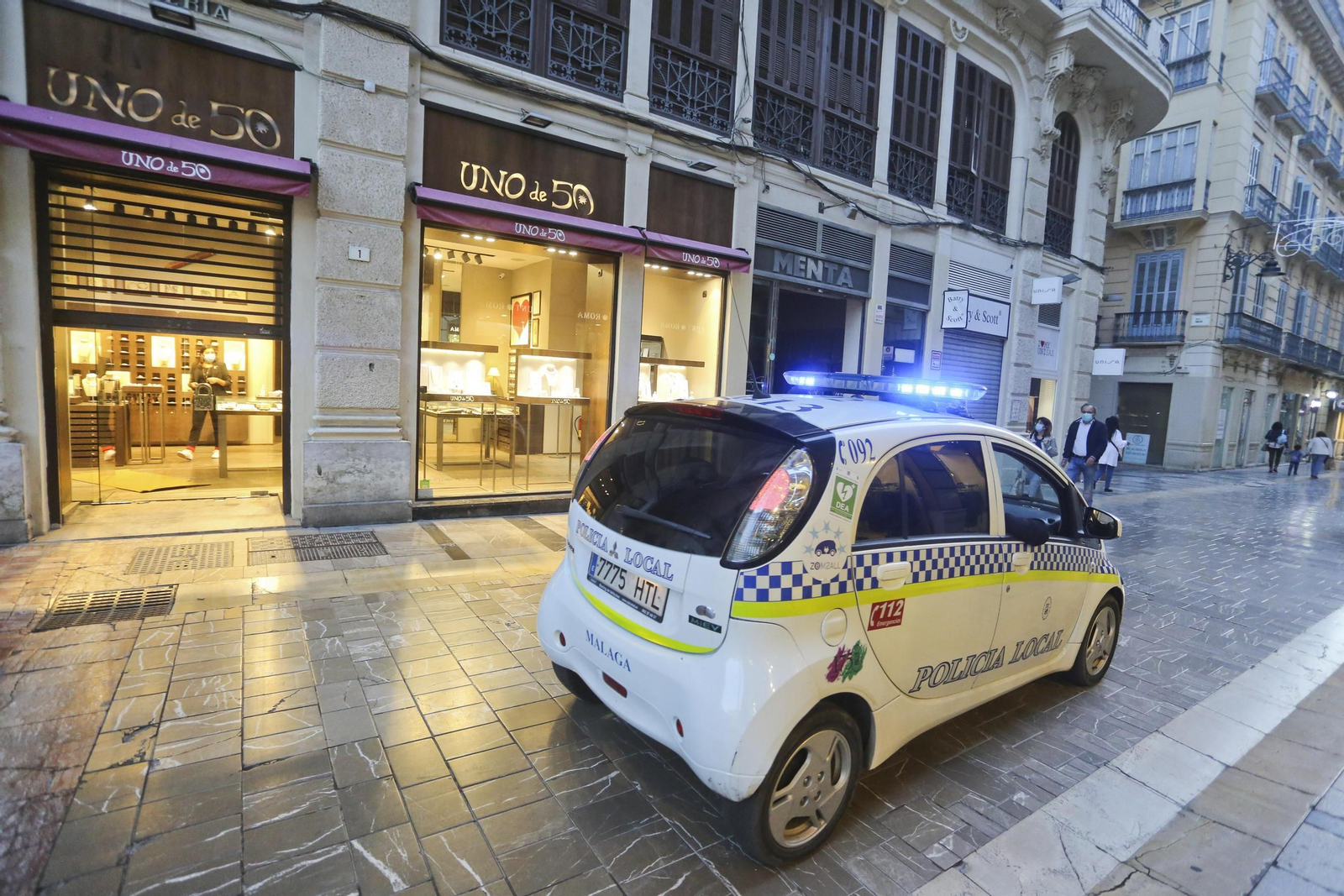 Un vehículo de la Policía Local de Málaga por el centro.