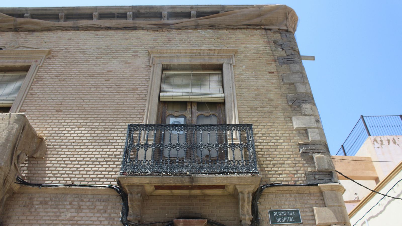 Balcón superior del edificio de la Falange en Vera.