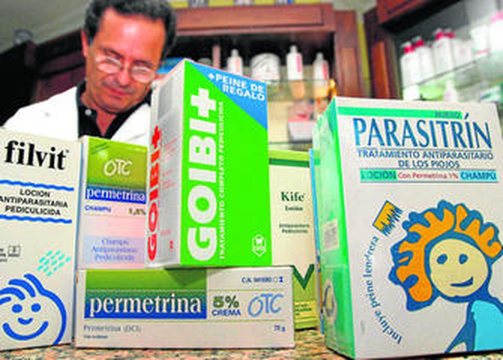 Productos para combatir la pediculosis en el mostrador de una farmacia.