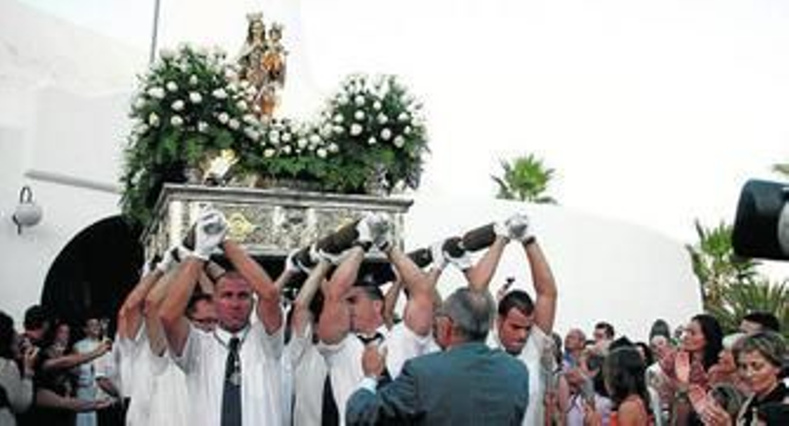 Los miembros de la Hermandad de la Virgen del Carmen sacaron la imagen de la parroquia.