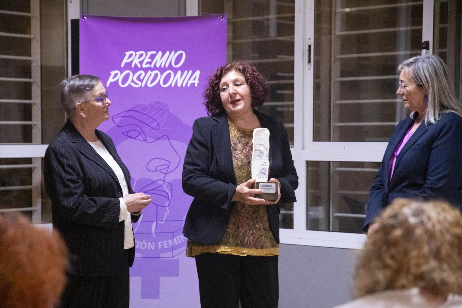 La Plataforma de Acción Feminista en Almería rinde homenaje a las mujeres de la Desbandá con su II Premio ‘Posidonia’ a Loli Sierra, vicepresidenta de la Asociación Memorialista de la Desbandá, en imágenes