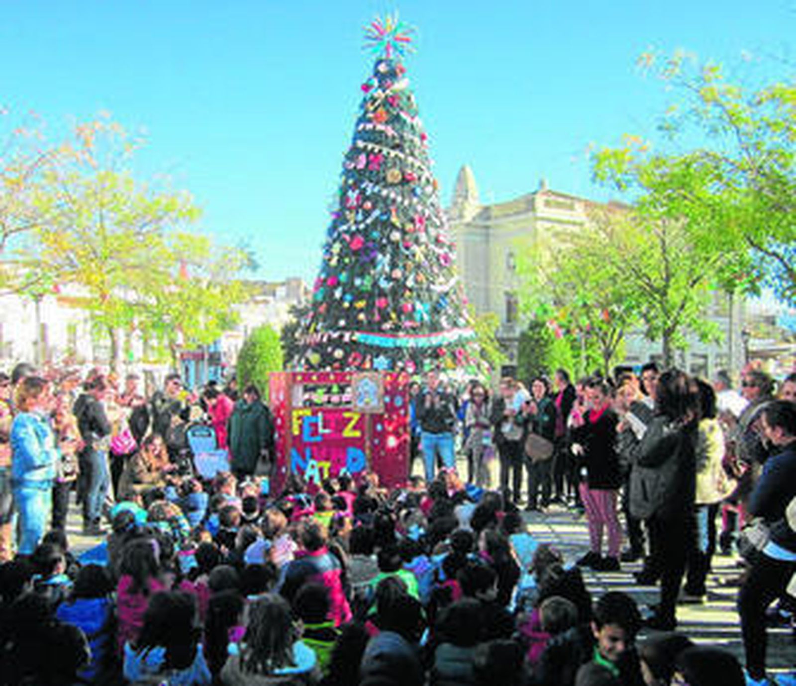 El árbol que en el Paseo del Estatuto en Carmona decoran niños y vecinos, en una iniciativa que se ha extendido.