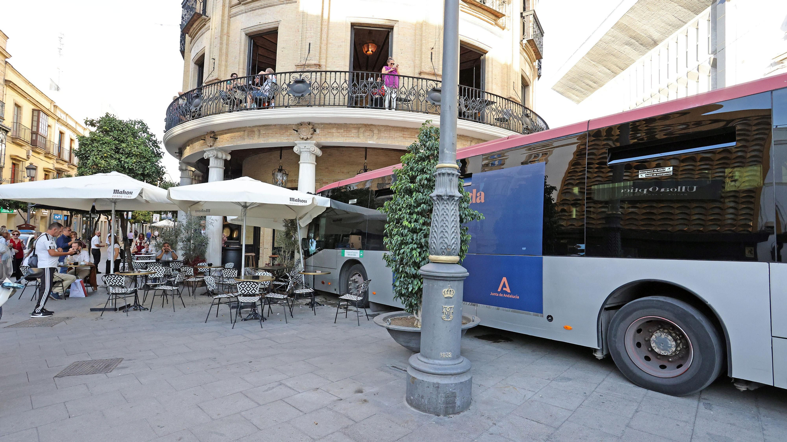 Un autobús se empotra en el Gallo Azul de Jerez
